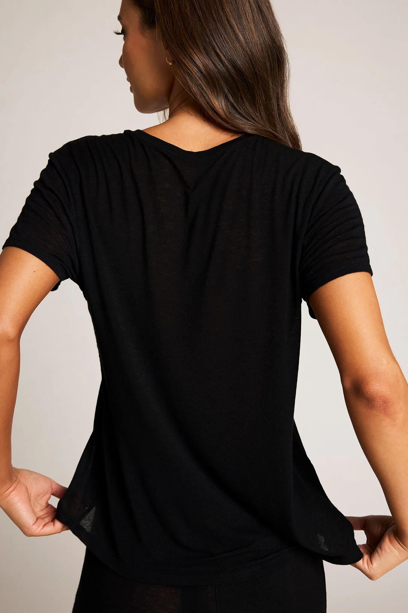 Fino Featherweight Cashmere Boyfriend Tee in Black - Image 4